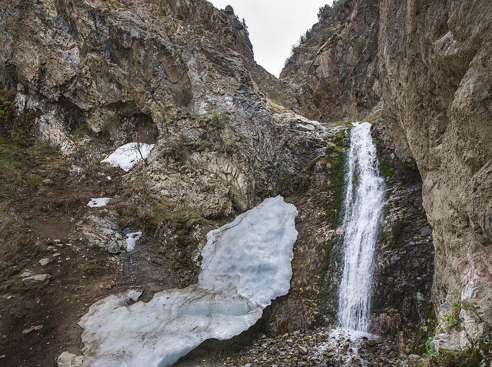 Водопад у реки